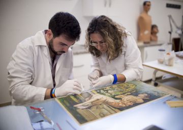 Técnicos en restauración de la Facultad de Bellas Artes de la Universidad de Sevilla utilizan la vejiga de esturión para restaurar obras.