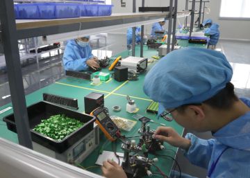 Trabajadores en una fábrica de tecnología en China. 
