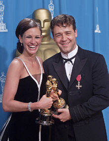 Russell Crowe, celebra el premio conseguido por su interpretación en  Gladiator .