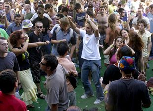 Un grupo de asistentes al festival baila en el Centro de Cultura Contemporánea de Barcelona.