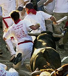 El primer encierro de los Sanfermines deja seis heridos, uno de ellos muy grave