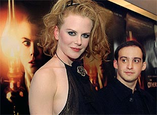 Nicole Kidman, protagonista de la película del director español, Alejandro Amenábar (a su izqda), 'The Others' llega al cine París de Manhattan para asistir al estreno mundial del filme.