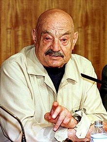 José Hierro evoluciona favorablemente y podría abandonar mañana el hospital