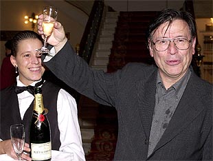 El chileno Orlando Lübbert, brinda tras conocer el galardón concedido a su película  Taxi para tres .