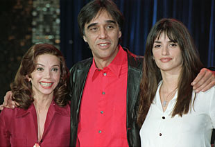 El director de 'Sin noticias de Dios', Agustín Díaz Yanes, con las dos protagonistas, Victoria Abril y Penélope Cruz.