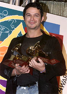 Alejandro Sanz logra cuatro Grammys latinos con 'El alma al aire'