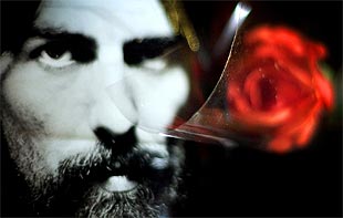 Una rosa junto a un retrato de Harrison recuerda al músico fallecido ante la puerta de los estudios Abbey Road de Londres.