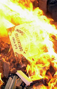Una imagen de la pira, en aparecen libros de Shakespeare, de Harry Potter y discos de ACDC.