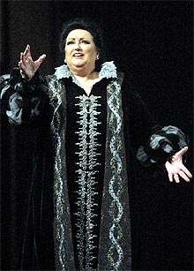 Caballé , durante el ensayo General de la ópera  Henry VIII  en el Liceo.