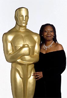 La actriz Whoopi Goldberg, junto a un  oscar  gigante.