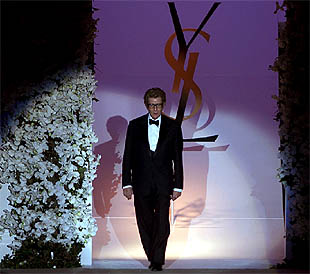 Saint Laurent se despide de las pasarelas con un desfile retrospectivo