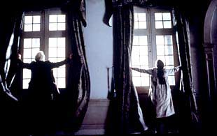 Erick Sykes y Elaine Cassidy , en 'Los otros', de Alejandro Amenábar.