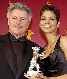 El largo de animación 'El viaje de Chihiro', y 'Bloody Sunday' comparten el Oso de Oro