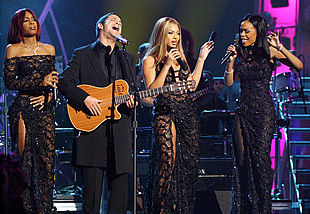 Alejandro Sanz interpreta una canción a duo con Destiny's Child durante la gala.