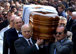 Carlos Casares, enterrado en Nigrán entre el unánime reconocimiento