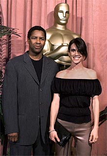 Denzel Washington y Jennifer Connelly posan antes de entrar en el Beverly Hilton.