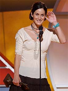 La actriz canadiense Carrie-Anne Moss recoge su premio a la mejor actriz de reparto por  Memento .