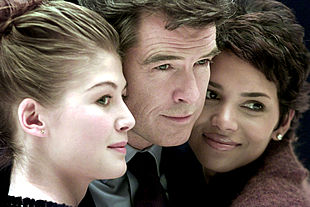 Brosnan, en el centro, con Rosamund Pike (izquierda) y Halle Berry (derecha), dos nuevas  chicas Bond .