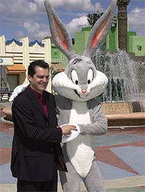 El presentador Ramón García, junto a Bugs Bunny, oficiará la inauguración del Parque Warner.