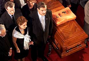El presidente mexicano, Vicente Fox, y su esposa ante el féretro de Félix en el Palacio de Bellas Artes.