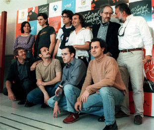 Emilio Martínez Lázaro, de pie, segundo por la derecha, uno de los triunfadores del Festival de Cine Español de Málaga con 