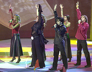 Rosa y sus coristas (Chenoa, Bisbal, Gisela, Bustamante y Gelo), durante la interpretación de  Europe's living a celebration. 