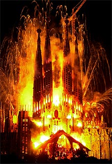  Un día con Gaudí  se cerró con La Sagrada Familia envuelta por los fuegos artificiales.