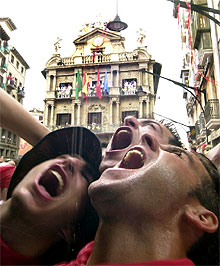 Los sanfermines arrancan  con el chupinazo de un edil socialista