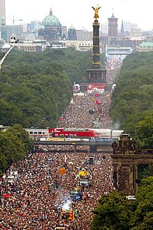 El 'Love Parade' arranca en Berlín con la mitad de asistentes que en años anteriores