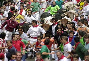 Una multitud de corredores participa en un séptimo encierro rápido y limpio