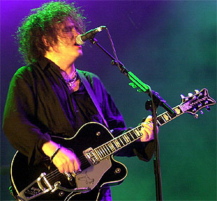 El sonido oscuro de The Cure cierra ante 30.000 almas el primer día del Festival de Benicàssim