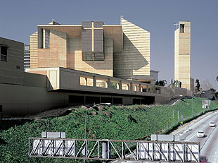Vista exterior de la nueva catedral de Los Ángeles desde la autopista de Hollywood, obra de Rafael Moneo.