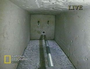 El robot llega hasta la primera puerta sellada, en una imágen tomada del programa de National Geographic.