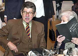 Bryce Echenique, durante la cena previa al fallo. A su lado, Ana María Matute.