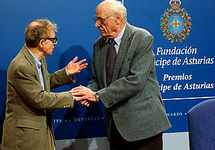 Un Woody Allen "abrumado" encandila a sus seguidores en una charla en Gijón