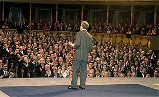 Allen ante el auditorio tras recoger su premio.