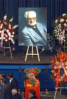 Familiares y amigos de Bardem dan su último adiós al cineasta en la Filmoteca Nacional