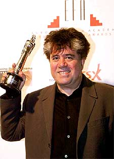 Pedro Almodóvar posa con uno de los premios que reconocen su labor como director y guionista de la mejor película del año en Europa.