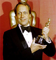 George Roy Hill, con el  oscar  logrado por  El Golpe  en la ceremonia de 1974.