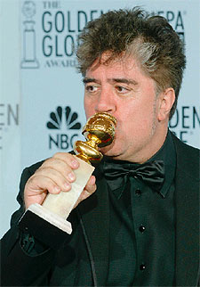 Almodóvar besa la estatuilla dorada que ha merecido por  Hable con ella .