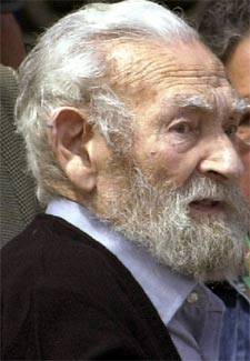 Oteiza, en una imagen de mayo de 2002, cuando asistía en Bilbao a la instalación de su obra  Variante ovoide de la desocupación de la esfera .