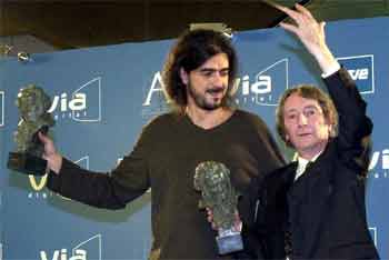 El director Fernando León y el productor Elías Querejeta, celebran los cinco premios obtenidos por su película,  Los lunes al sol .
