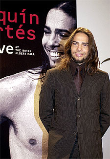 El bailarín retoma su gira española con  Live , en el que se enfrenta en solitario al público durante dos horas.