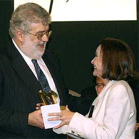 Nuria Espert recoge el premio de manos del editor José Manuel Lara.