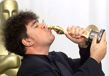 El director manchego besa la estatuilla lograda por  Todo sobre mi madre  en los Oscars del 99.