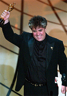 Pedro Almodóvar, tras recibir el Oscar al mejor guión original por  Hable con ella .