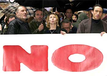 Un grupo de actores sostiene una pancarta con el 'No a la guerra' ante la sede de Cultura.