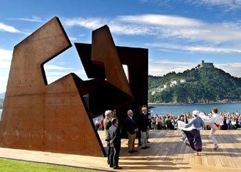 Escena de la presentación de la escultura  Construcción vacía , de Oteiza.