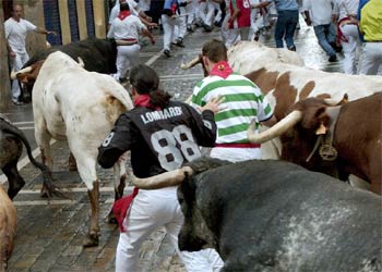 Los  miuras  persiguen a los corredores por la curva de mercaderes.