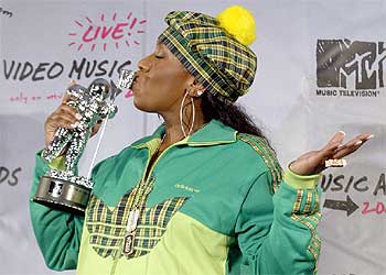 Missy Elliott besa el 'astronauta' que ganó por su vídeo 'Work it'.
